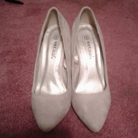 Heels - Picture 2 of 4